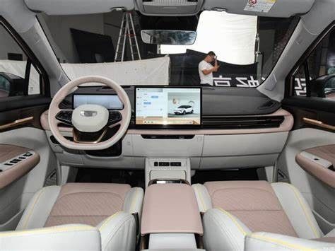 450km / 580km লং রেঞ্জ EV SUV Geely Geometry M6 Luxury 5 Seater Electric SUV