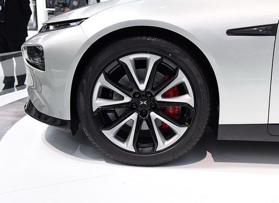 ইন্টেলিজেন্ট লিমুজিন ইলেকট্রিক কার Xpeng P7 Nedc 2WD 4WD 480 586 670 706km রেঞ্জ