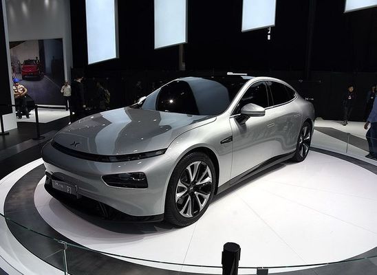 ইন্টেলিজেন্ট লিমুজিন ইলেকট্রিক কার Xpeng P7 Nedc 2WD 4WD 480 586 670 706km রেঞ্জ