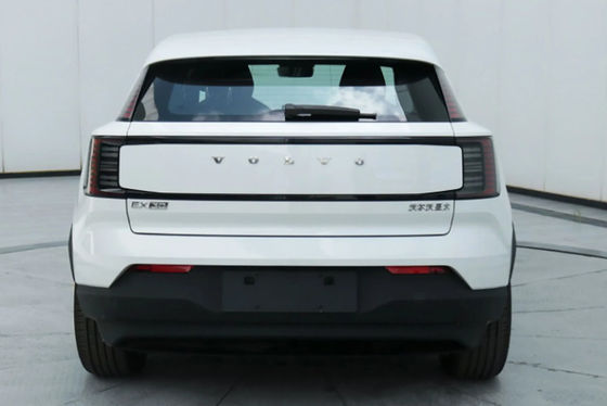 ছোট ভলভো ইলেকট্রিক এসইউভি উচ্চমানের এবং লং রেঞ্জ ইভি ভলভো এক্স৩০ চলমান