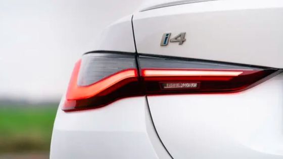 সর্বশেষতম এবং BMW i4 ডুয়াল ইলেকট্রিক মোটর পাওয়ার এবং হ্যাচব্যাক ট্রাঙ্ক পাওয়া যায়