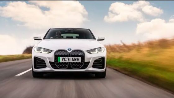 সর্বশেষতম এবং BMW i4 ডুয়াল ইলেকট্রিক মোটর পাওয়ার এবং হ্যাচব্যাক ট্রাঙ্ক পাওয়া যায়