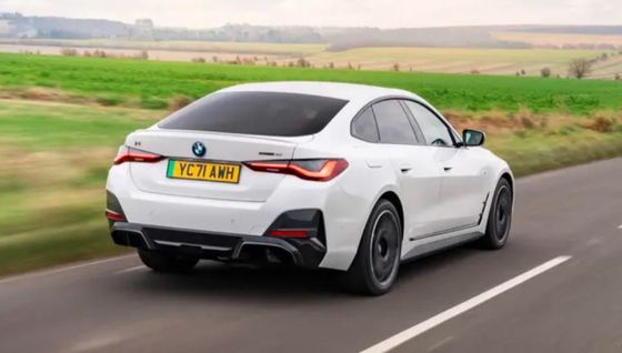 সর্বশেষতম এবং BMW i4 ডুয়াল ইলেকট্রিক মোটর পাওয়ার এবং হ্যাচব্যাক ট্রাঙ্ক পাওয়া যায়