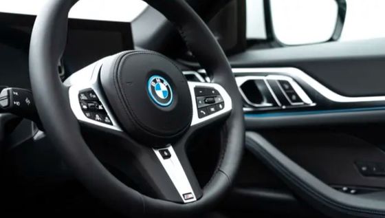 সর্বশেষতম এবং BMW i4 ডুয়াল ইলেকট্রিক মোটর পাওয়ার এবং হ্যাচব্যাক ট্রাঙ্ক পাওয়া যায়