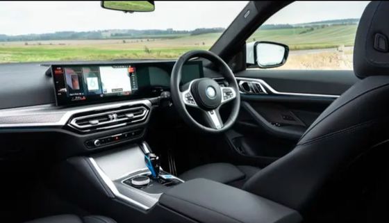 সর্বশেষতম এবং BMW i4 ডুয়াল ইলেকট্রিক মোটর পাওয়ার এবং হ্যাচব্যাক ট্রাঙ্ক পাওয়া যায়