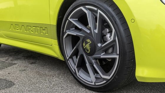 আবরথ 500e হট হ্যাচব্যাকের সাথে সুন্দর এবং স্পোর্টিফিক ইলেকট্রিক গাড়ি পেট্রোল 152 পিএস মোটর পাওয়ারের মতো মজা