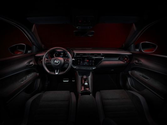 স্পোর্টিস্ট কম্প্যাক্ট কার আলফা রোমিও প্রথম ইভি মিলানো ২টি ড্রাইভট্রেন অপশন সহ ১৫৬ এফআর ও ২৪০ এফআর ডব্লিউএলটিসি ২৪০মাইল