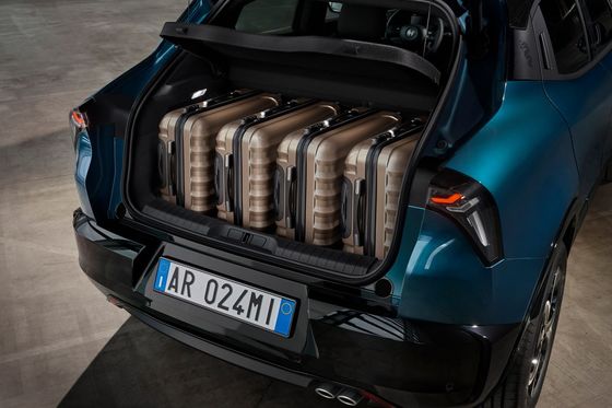 স্পোর্টিস্ট কম্প্যাক্ট কার আলফা রোমিও প্রথম ইভি মিলানো ২টি ড্রাইভট্রেন অপশন সহ ১৫৬ এফআর ও ২৪০ এফআর ডব্লিউএলটিসি ২৪০মাইল