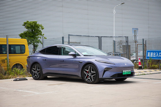 খাঁটি বৈদ্যুতিক গাড়ি ফাইফান এফ 7 বিনামূল্যে ব্যাটারি চার্জিং এবং জীবনকালের জন্য বিনিময় সহ আসে 500 কিমি আরডব্লিউডি ড্রাইভট্রেন বৈদ্যুতিক গাড়ি