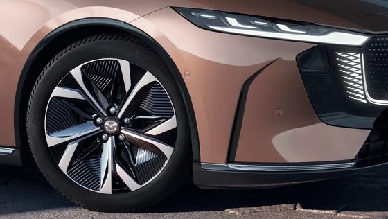 প্রথম পুরোপুরি বৈদ্যুতিক গাড়ি মাজদা ইজেড-৬ হল একটি মসৃণ পিছনের চাকা ড্রাইভ সেডান