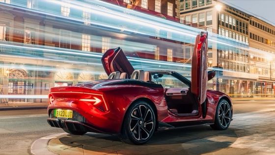 এম জি সাইবারস্টার ট্রফি অল ইলেকট্রিক স্পোর্টস কার একটি সুস্থ ৩৩৫ বিএইচপি এবং ৩৫০ পাউন্ড ফুট টর্ক, ৩৩৬ মাইল রেঞ্জ ৭৭ কিলোওয়াট ব্যাটারির নিচে