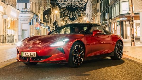 এম জি সাইবারস্টার ট্রফি অল ইলেকট্রিক স্পোর্টস কার একটি সুস্থ ৩৩৫ বিএইচপি এবং ৩৫০ পাউন্ড ফুট টর্ক, ৩৩৬ মাইল রেঞ্জ ৭৭ কিলোওয়াট ব্যাটারির নিচে