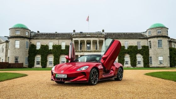 এম জি সাইবারস্টার ট্রফি অল ইলেকট্রিক স্পোর্টস কার একটি সুস্থ ৩৩৫ বিএইচপি এবং ৩৫০ পাউন্ড ফুট টর্ক, ৩৩৬ মাইল রেঞ্জ ৭৭ কিলোওয়াট ব্যাটারির নিচে