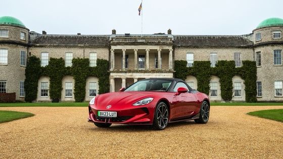 এম জি সাইবারস্টার ট্রফি অল ইলেকট্রিক স্পোর্টস কার একটি সুস্থ ৩৩৫ বিএইচপি এবং ৩৫০ পাউন্ড ফুট টর্ক, ৩৩৬ মাইল রেঞ্জ ৭৭ কিলোওয়াট ব্যাটারির নিচে