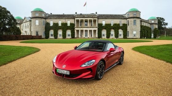 এম জি সাইবারস্টার ট্রফি অল ইলেকট্রিক স্পোর্টস কার একটি সুস্থ ৩৩৫ বিএইচপি এবং ৩৫০ পাউন্ড ফুট টর্ক, ৩৩৬ মাইল রেঞ্জ ৭৭ কিলোওয়াট ব্যাটারির নিচে