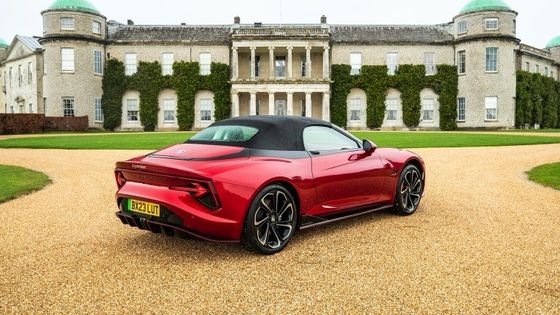 এম জি সাইবারস্টার ট্রফি অল ইলেকট্রিক স্পোর্টস কার একটি সুস্থ ৩৩৫ বিএইচপি এবং ৩৫০ পাউন্ড ফুট টর্ক, ৩৩৬ মাইল রেঞ্জ ৭৭ কিলোওয়াট ব্যাটারির নিচে