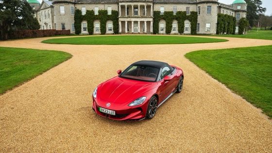 এম জি সাইবারস্টার ট্রফি অল ইলেকট্রিক স্পোর্টস কার একটি সুস্থ ৩৩৫ বিএইচপি এবং ৩৫০ পাউন্ড ফুট টর্ক, ৩৩৬ মাইল রেঞ্জ ৭৭ কিলোওয়াট ব্যাটারির নিচে