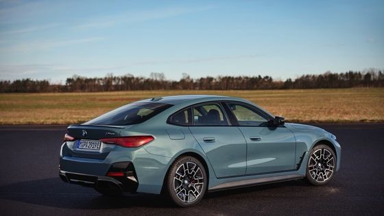 বিশুদ্ধ বৈদ্যুতিক গাড়ি উচ্চ পারফরম্যান্স 450km পরিসীমা বিএমডাব্লু আই 4 ত্বরণ 0-100km / h এ 3.9s 225km / h সর্বোচ্চ গতি 400kw শক্তি