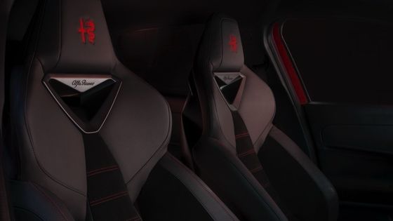 প্রথম ইভি কমপ্যাক্ট গাড়ি আলফা রোমিও জুনিয়র ইলেকট্রিক ৫৪.৮ কিলোওয়াট ব্যাটারি এবং সর্বোচ্চ শক্তি ১৫৮ কিলোওয়াট, ৩৪৫ মাইল পর্যন্ত রেঞ্জ