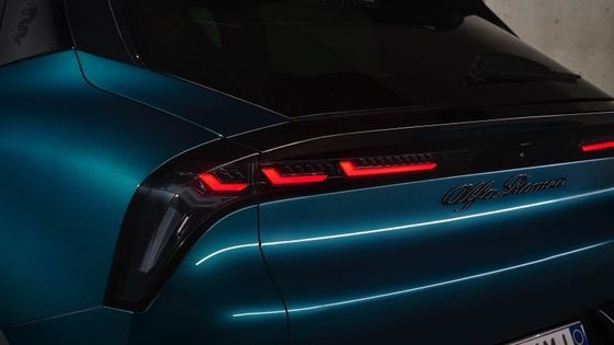 প্রথম ইভি কমপ্যাক্ট গাড়ি আলফা রোমিও জুনিয়র ইলেকট্রিক ৫৪.৮ কিলোওয়াট ব্যাটারি এবং সর্বোচ্চ শক্তি ১৫৮ কিলোওয়াট, ৩৪৫ মাইল পর্যন্ত রেঞ্জ