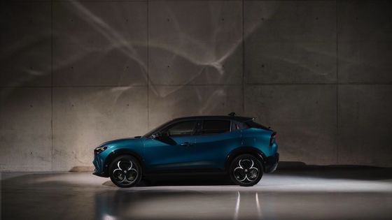 প্রথম ইভি কমপ্যাক্ট গাড়ি আলফা রোমিও জুনিয়র ইলেকট্রিক ৫৪.৮ কিলোওয়াট ব্যাটারি এবং সর্বোচ্চ শক্তি ১৫৮ কিলোওয়াট, ৩৪৫ মাইল পর্যন্ত রেঞ্জ