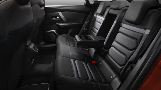 সিট্রোয়েনের ই-সি৪ মোটরসাইকেল ১৫৫ কিলোওয়াট ১৫৬ পিএস পাওয়ার সহ ১৫০ কিলোমিটার প্রতি ঘণ্টায় সর্বোচ্চ গতিতে ৫৪ কিলোওয়াট লিথিয়াম-আয়ন ব্যাটারি