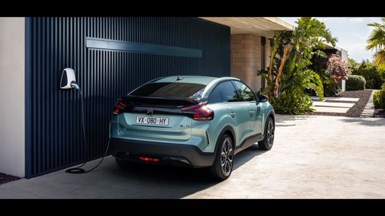 সিট্রোয়েনের ই-সি৪ মোটরসাইকেল ১৫৫ কিলোওয়াট ১৫৬ পিএস পাওয়ার সহ ১৫০ কিলোমিটার প্রতি ঘণ্টায় সর্বোচ্চ গতিতে ৫৪ কিলোওয়াট লিথিয়াম-আয়ন ব্যাটারি