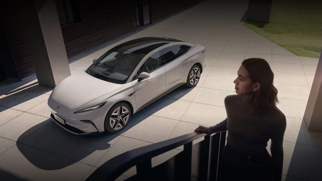 খাঁটি বৈদ্যুতিক গাড়ি ফাইফান এফ 7 বিনামূল্যে ব্যাটারি চার্জিং এবং জীবনকালের জন্য বিনিময় সহ আসে 500 কিমি আরডব্লিউডি ড্রাইভট্রেন বৈদ্যুতিক গাড়ি